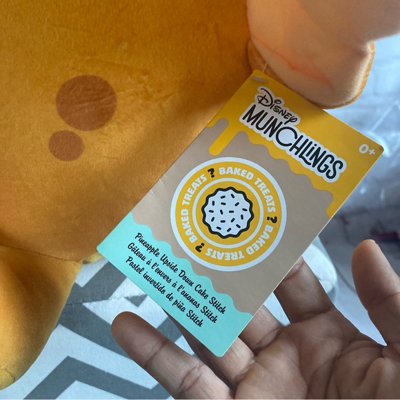 NWT Munchlings Disney 18” Pineapple Upside Down Cake Stitch - Picture 7 of 7